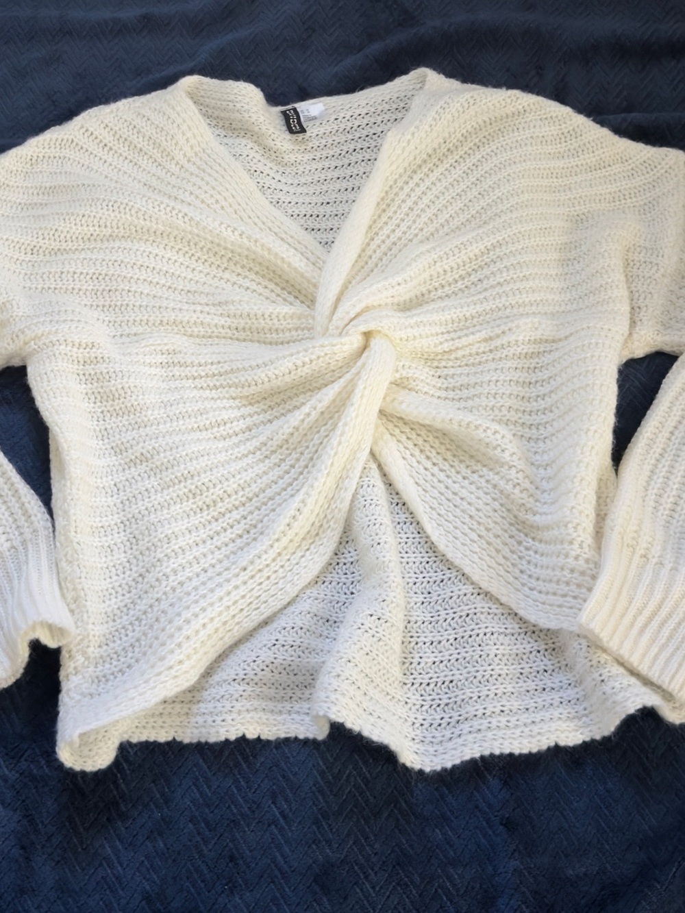 H&M Divided Twist Front Knit Sweater Cardigan White, size  Medium